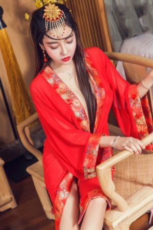 隔着衣服轻揉她的胸